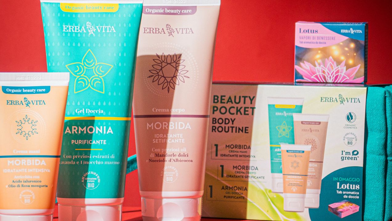 Una pochette con i prodotti per la cosmetica di Erba Vita.