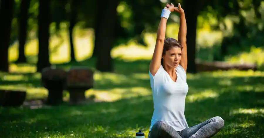 Atleta che si allena dopo aver preso integratori alimentari per lo sport di origine naturale