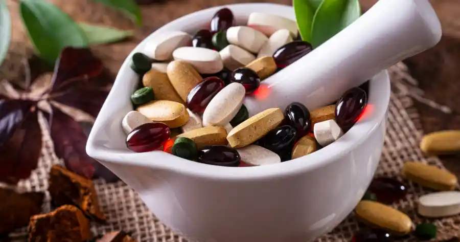 Contenitore pieno di integratori alimentari per lo sport