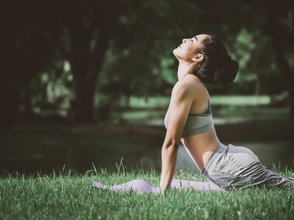 Atleta donna che fa sport nel parco con integratori di BCAA