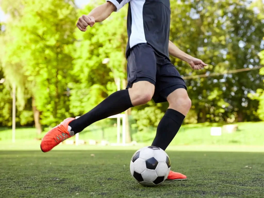 Atleta uomo che gioca a calcio con creatina