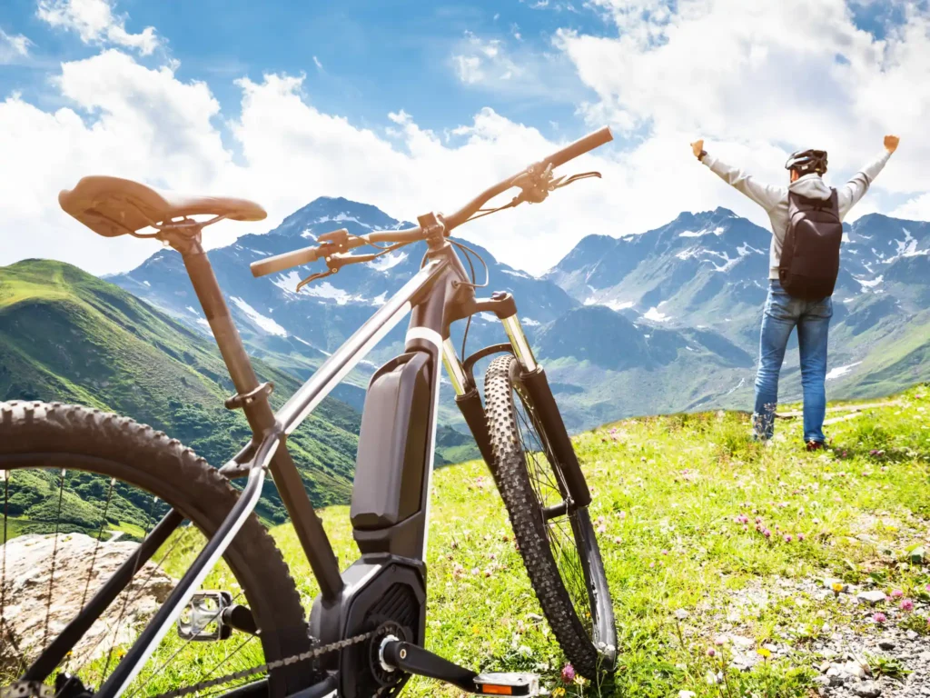 ciclista uomo su una montagna con creatina