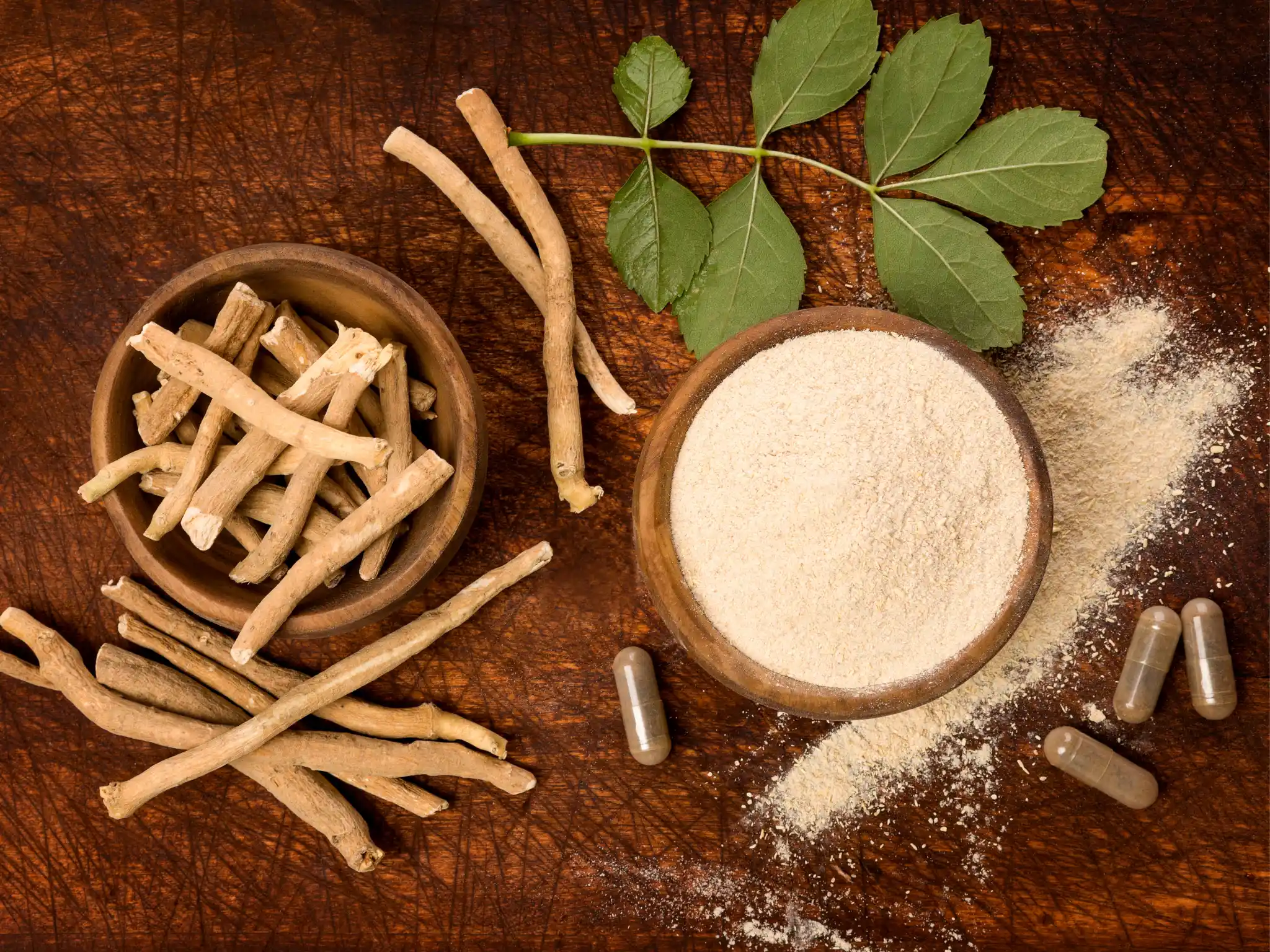 Radici e polvere di ashwagandha integratore alimentare