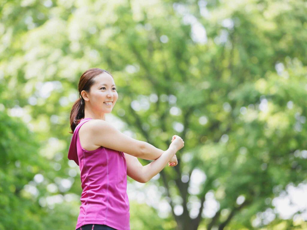 Atleta donna che si allena in un parco con integratori alimentari naturali