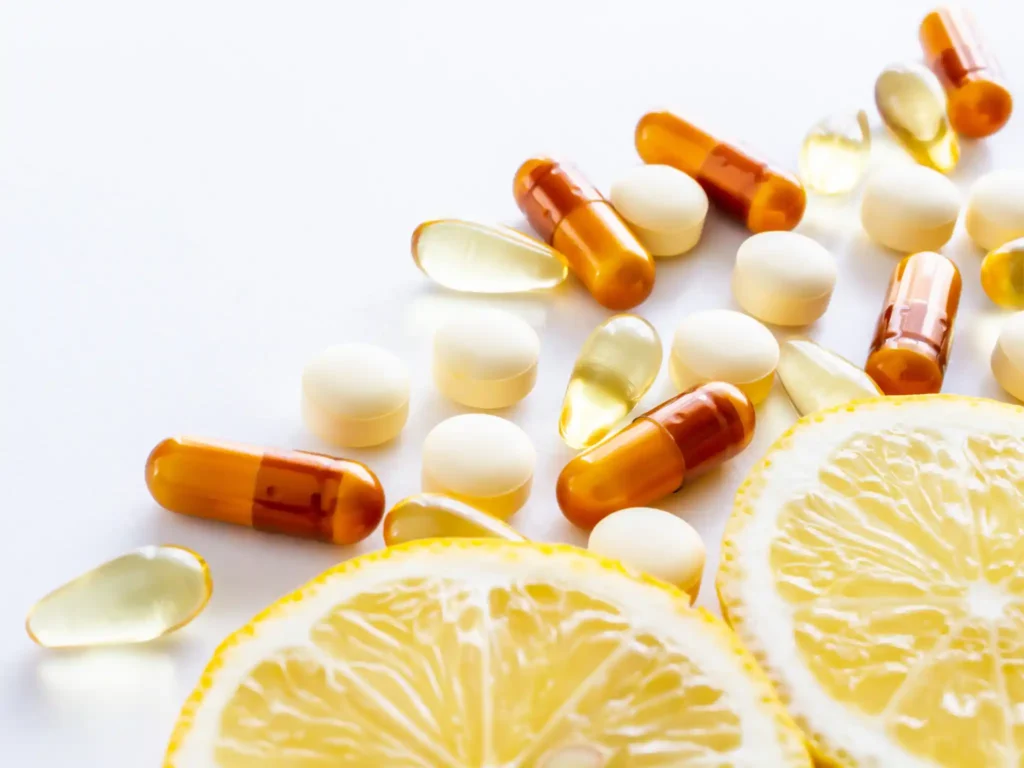 Limone e capsule integratori di vitamina C per lo sport