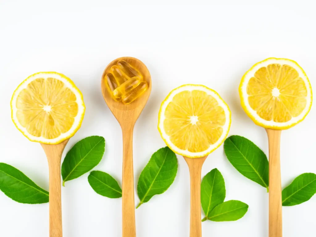 Cucchiai con limone e integratore alimentare di vitamina C